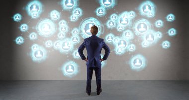 Üzerinde bir duvar 3d renderin sosyal ağ arabirimini kullanarak iş adamı