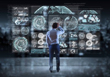 Grafik ekranlar arabirim üzerinde bir çatı 3d ren izlerken işadamı