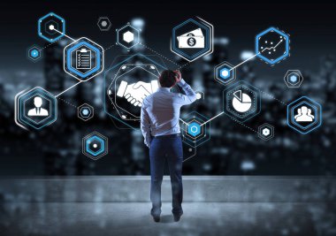 Ortaklık arabirim üzerinde bir çatı 3d rende izlerken işadamı