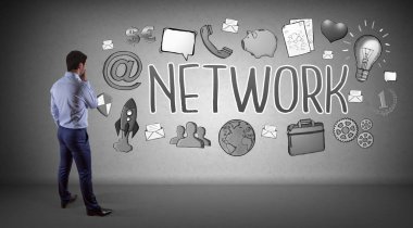 İş adamı izlerken sosyal ağ kroki üzerinde duvar 3d renderin