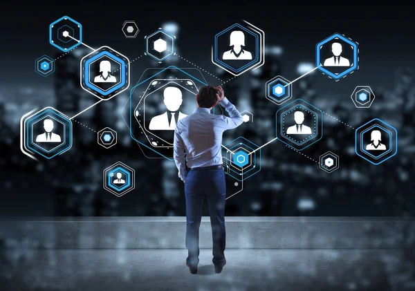 Bir çatı katı 3d re sosyal ağ arabiriminde izlerken işadamı