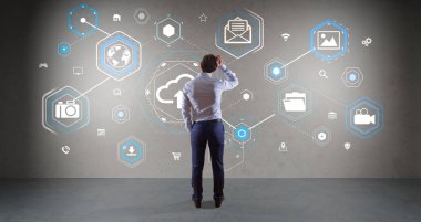 Bir duvara 3d render bulut arabirimini kullanarak iş adamı