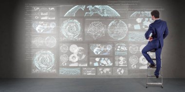 Bir duvara 3d render grafik ekranlar arabirimini kullanarak iş adamı