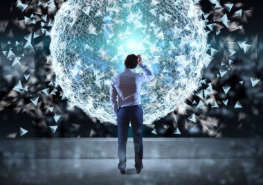 Dijital planet earth arabirim üzerinde bir çatı izlerken işadamı