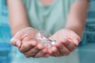 Bir lighbulb onun elinde tutan işkadını