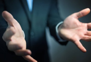 boş elini gösterilen işadamı