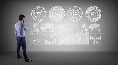 Bir duvara 3d render grafik ekranlar arabirimini kullanarak iş adamı