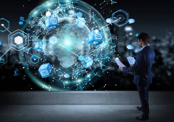 Dijital planet earth arabirim üzerinde bir çatı izlerken işadamı