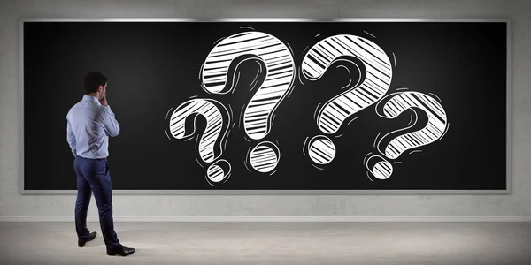 Zakenman kijken naar een vraag die mark schets op een bord 3d render — Stockfoto