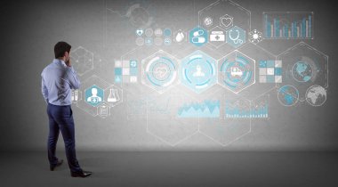 Tıbbi bir duvar 3d render arabirimde izlerken işadamı