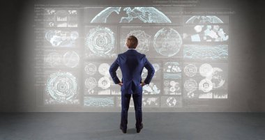 Bir duvara 3d render grafik ekranlar arabirimini kullanarak iş adamı