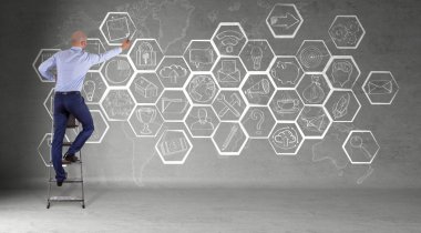 İşadamı bir duvar 3d ren multimedya arabirimi kroki çizim