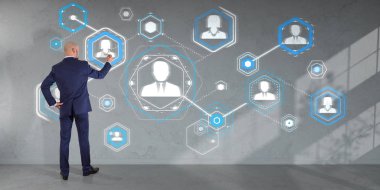 Üzerinde bir duvar 3d renderin sosyal ağ arabirimini kullanarak iş adamı