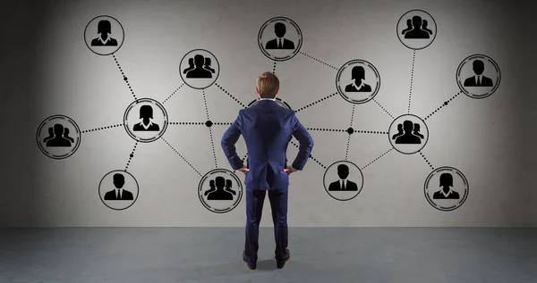 Empresário assistindo conexões de rede social em uma parede 3D ren — Fotografia de Stock