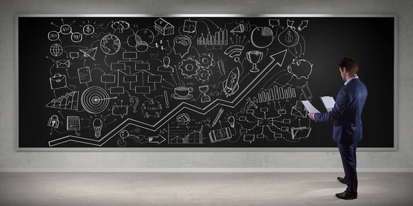 Bir gemide 3d işleme eskiz bir proje izlerken işadamı