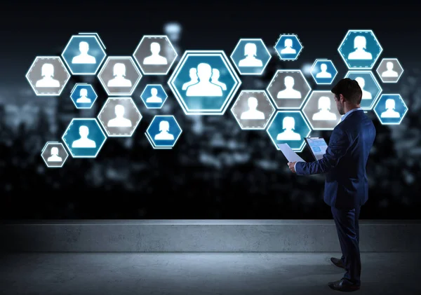 Bir çatı katı 3d re sosyal ağ arabiriminde izlerken işadamı