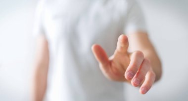 İşadamı parmağını gösterdi.