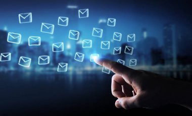 Holding ve yüzen dokunmadan işadamı kroki e-postaları