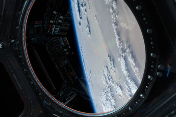 Vue de la planète Terre depuis une fenêtre de la station spatiale rendu 3D el — Photo