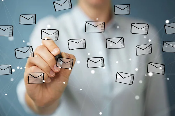 Empresaria dibujo flotante correos electrónicos bosquejo — Foto de Stock