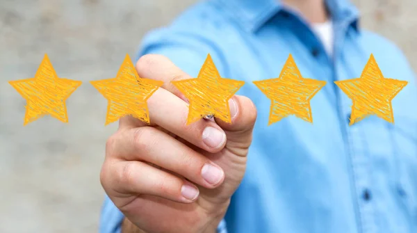 Рейтинг бизнесмена с нарисованными звездами — стоковое фото