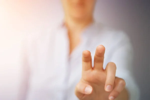 Geschäftsfrau zeigt mit dem Finger — Stockfoto