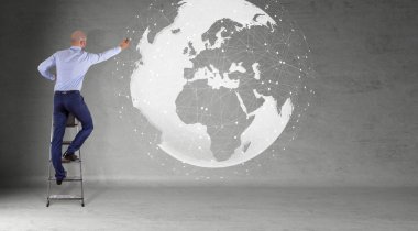 Bir duvar 3d re dijital planet earth arabirimini kullanarak iş adamı