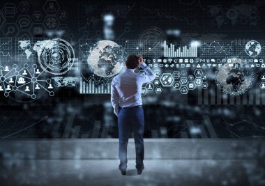 Grafik ekranlar arabirim üzerinde bir çatı 3d ren izlerken işadamı