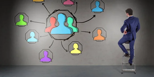 Empresário assistindo esboço de rede social em uma parede 3D renderin — Fotografia de Stock