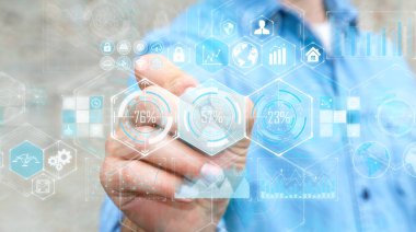 İşadamı hologramlar veriler dijital ekranlarda ile bir kalem kullanarak. 