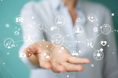 Dijital tıbbi arabirimi 3d işlemesini kullanan iş kadını