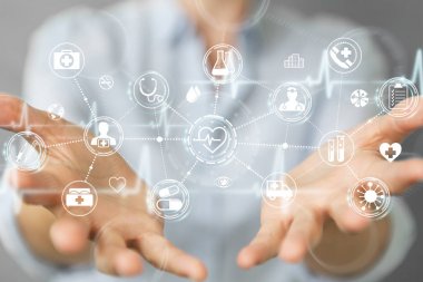 Dijital tıbbi arabirimi 3d işlemesini kullanan iş kadını