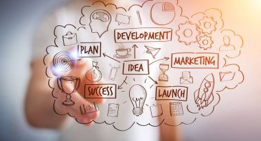 Eliyle el yazması proje sunum kullanarak iş adamı