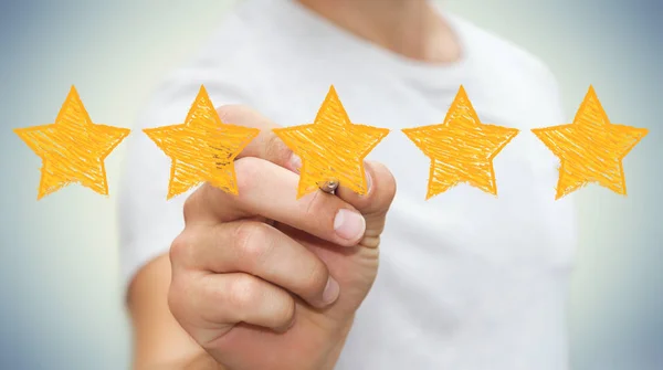 Рейтинг бизнесмена с нарисованными звездами — стоковое фото