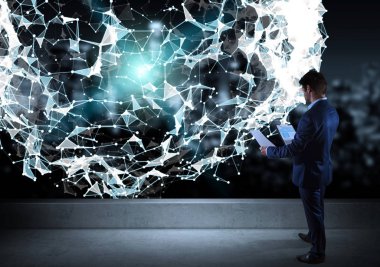 Bir çatı katı 3d renderin üzerinde bağlantı network izlerken işadamı