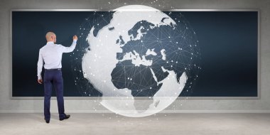 Yönetim Kurulu 3d r üzerinde dijital planet earth arabirimini kullanarak iş adamı