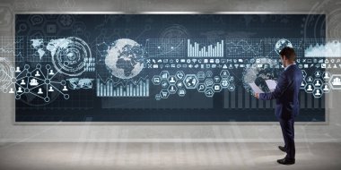 Üzerinde bir kurulu 3d renderin grafik ekranlar arabirimini kullanarak iş adamı