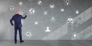 Üzerinde bir duvar 3d renderin sosyal ağ arabirimini kullanarak iş adamı