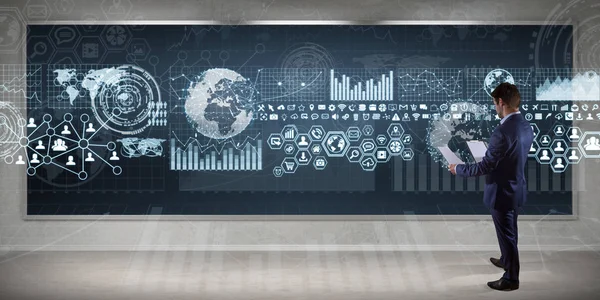 Üzerinde bir kurulu 3d renderin grafik ekranlar arabirimini kullanarak iş adamı