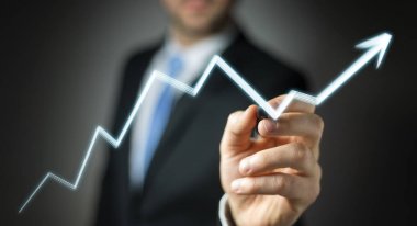 Yukarı ok çizilmiş çizim işadamı