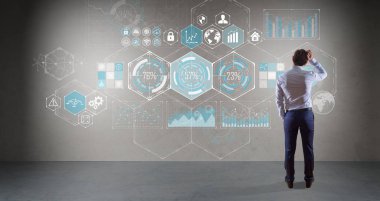 Bir duvar 3d render grafik ekranlar arabirimde izlerken işadamı