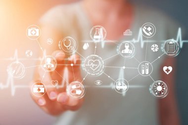 Dijital tıbbi arabirimi 3d işlemesini kullanan iş kadını