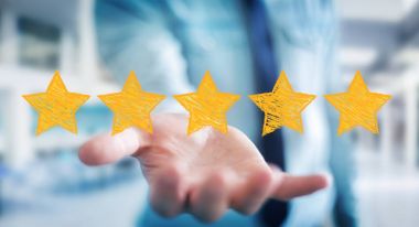 İşadamı ile değerlendirme çizilmiş yıldız el 