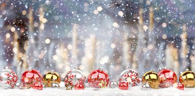 3D render kadar dizilmiş kırmızı ve beyaz Noel baubles