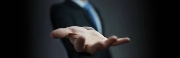 Vedere panoramică a mâinii goale a omului de afaceri — Fotografie, imagine de stoc