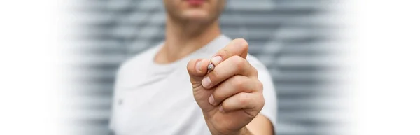 Panoramablick auf einen Geschäftsmann, der mit einem Stift schreibt — Stockfoto