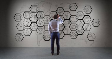 İş adamı izlerken multimedya arabirimi kroki üzerinde duvar 3d re