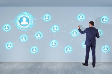 Üzerinde bir duvar 3d renderin sosyal ağ arabirimini kullanarak iş adamı