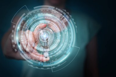 Bağlantıları olan bir lighbulb elinde tutan işkadını