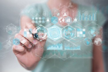 Bir pe ile dijital ekranlarda hologramlar verileri kullanarak iş kadını